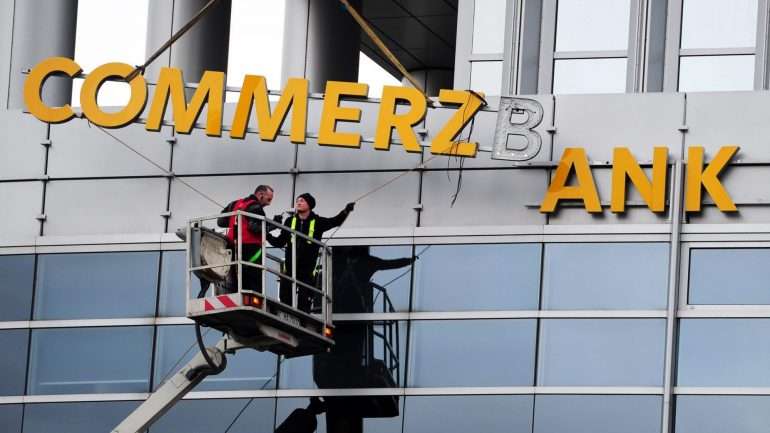 Vários meios de comunicação alemães tinham informado esta semana que estas medidas faziam parte da nova estratégia do Commerzbank