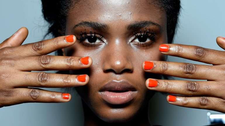 Quando retira as extensões de gel, o ato de "descascar" remove as camadas superiores das células de queratina que compõem as unhas. É por isso que ficam com manchas brancas, irregularidades na textura e extremamente frágeis.