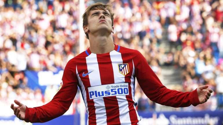 O jogador francês Griezmann foi distinguido como melhor jogador da liga espanhola, mas não esteve presente para receber o troféu