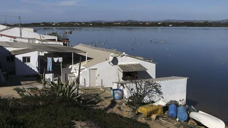 O ministro do Ambiente afirmou que o processo de demolições na ria Formosa "está a ser analisado e será ajustado" de forma a salvaguardar as casas de primeira habitação