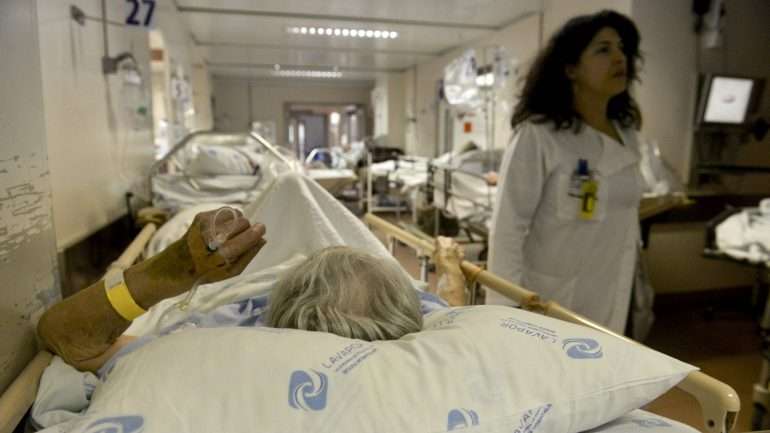 Sindicatos dos médicos e enfermeiros há muito que pedem para que haja uma reposição do valor pago pelas horas extra