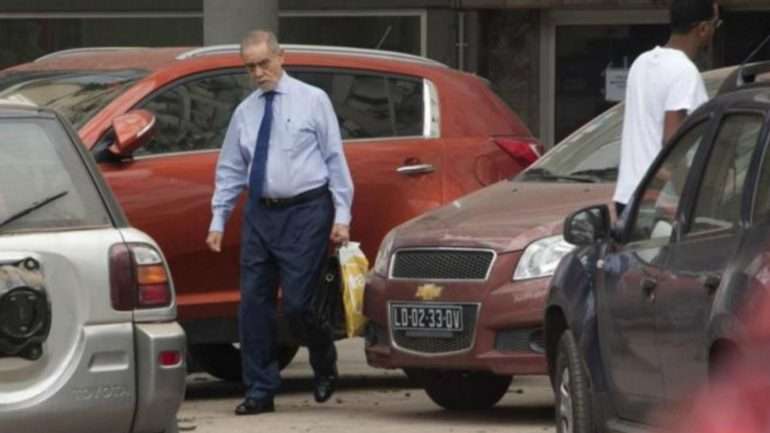 O empresário foi fotografado em Luanda pelo jornal espanhol El Mundo