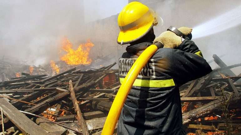Alerta para o fogo foi dado pelas 3h00 e foi considerado extinto duas horas depois