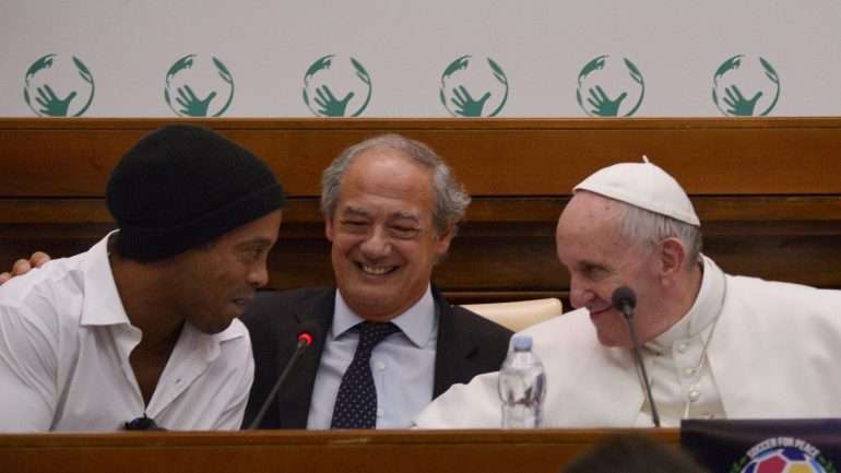 O brasileiro Ronaldinho com o Papa Francisco no Vaticano