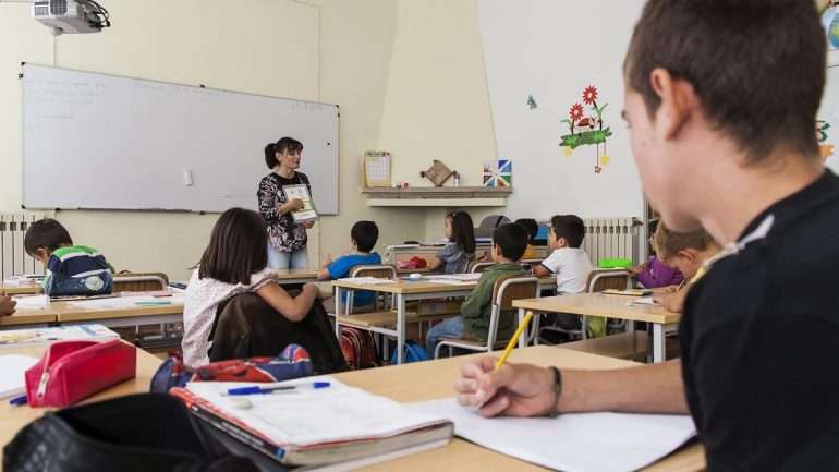 O Governo já pediu às associações ligadas às várias áreas disciplinares para apresentarem plano de estudos focados no "essencial"