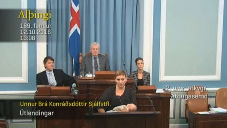 Unnur Bra Konradsdottir, do Partido da Independência, levantou-se para intervir no Althingi