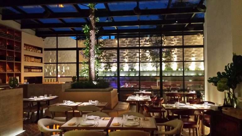 O Asiático tem perto de 100 lugares, uma zona exterior e um bar no mezanino.
