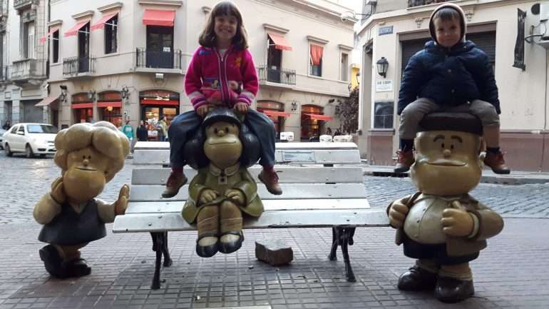 Com as mais famosas personagens de Quino, no bairro de San Telmo.