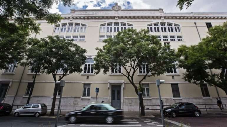 Os funcionários da escola estão "confrontados desde há vários anos com a crescente falta de pessoal"