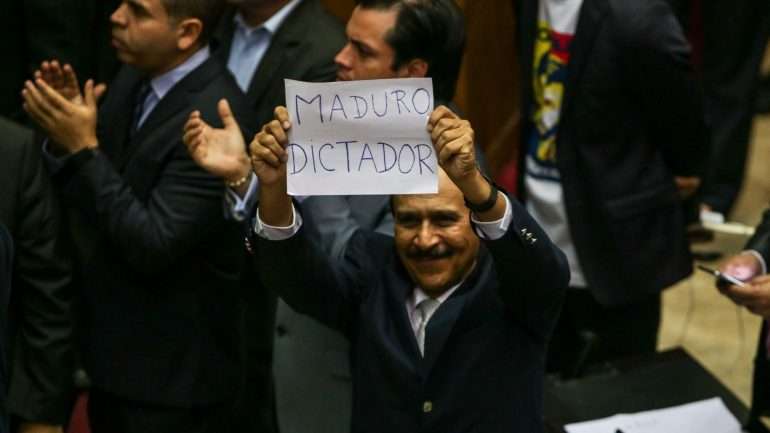 "Só mudam os personagens e alguns deles ainda estão aqui" disse um deputado socialista