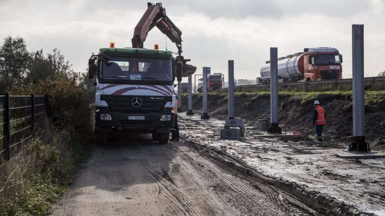"Selva" do Calais já está a ser demolida