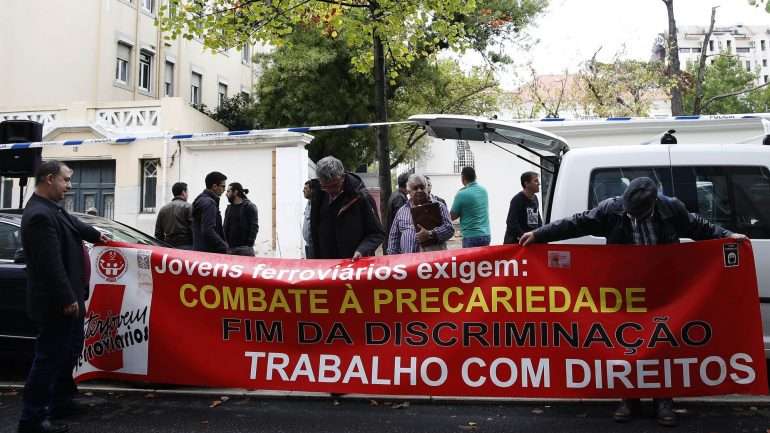 A EMEF emprega atualmente cerca de 1.050 trabalhadores em todo o país e iniciou recentemente um processo de despedimento de 54 trabalhadores temporários