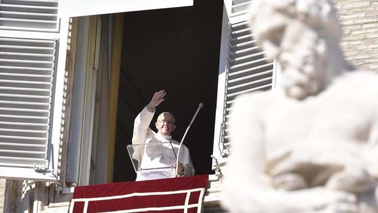 O papa Francisco rezou "pelos feridos e pelas famílias que sofreram os maiores danos" do sismo