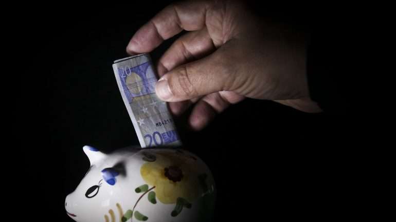 Os números referentes a 2016, ainda trimestrais, indicam que este indicador continuou a cair este ano, atingindo os 3,9% do rendimento das famílias