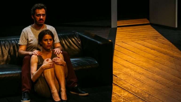 Inês Veiga de Macedo e João Ascenso protagonizam esta peça em cena na Comuna