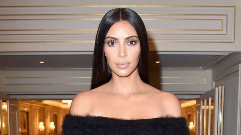 Eis Kim Kardashian, fotografada no âmbito da Semana de Moda de Paris, dois dias antes do assalto.