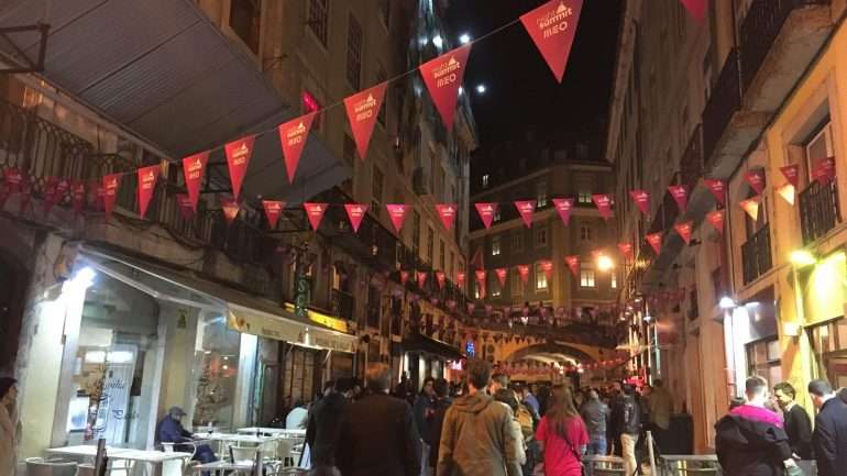 A rua cor-de-rosa está engalanada como se fosse Santo António. Não é, mas o espírito casamenteiro talvez ande no ar