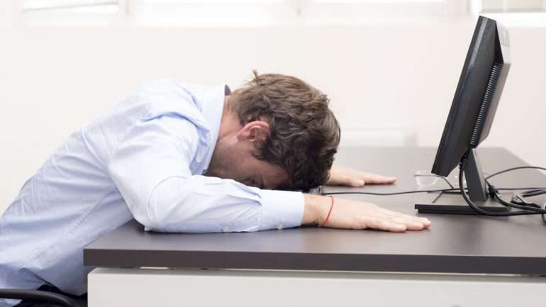 Dormir em frente ao computador está fora de questão.
