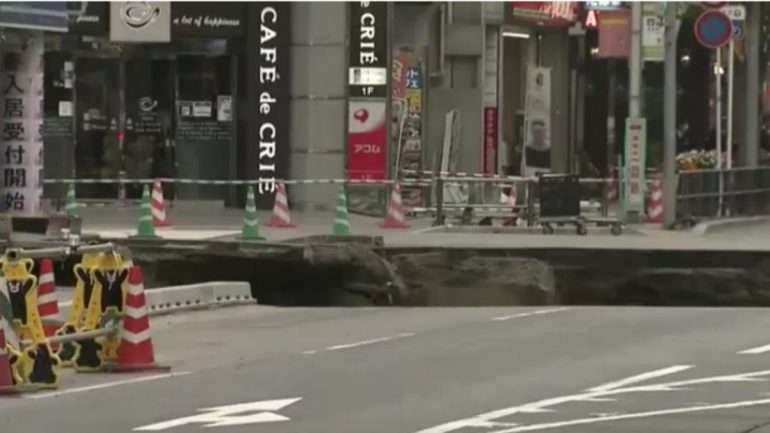 De acordo com as autoridades japonesas não há feridos graves mas por precaução houve evacuações nas imediações e o trânsito ficou ficou cortado