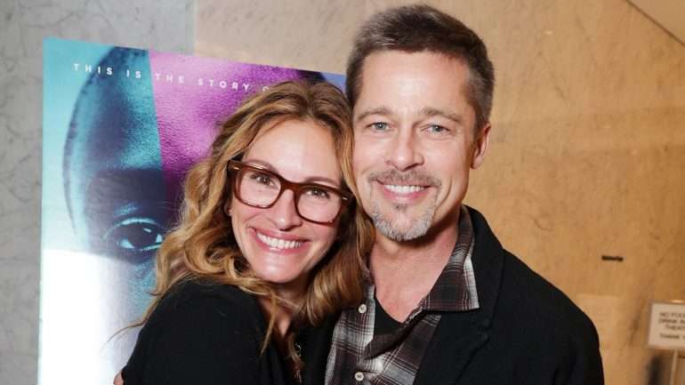 Brad Pitt deixou-se fotografar ao lado da atriz e amiga Julia Roberts com um sorriso de orelha a orelha.