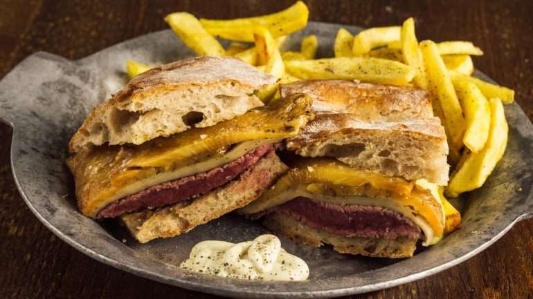 Uma das opções mais em conta do bairro é o BicóPrego, cujas receitas combinam pão saloio, carne açoriana e uns pós de criatividade.