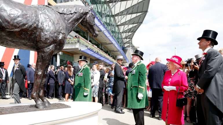 Frankel foi tão marcante que em 2015 foi erguida uma estátua em sua homenagem inaugurada pela própria Rainha de Inglaterra, Isabel II