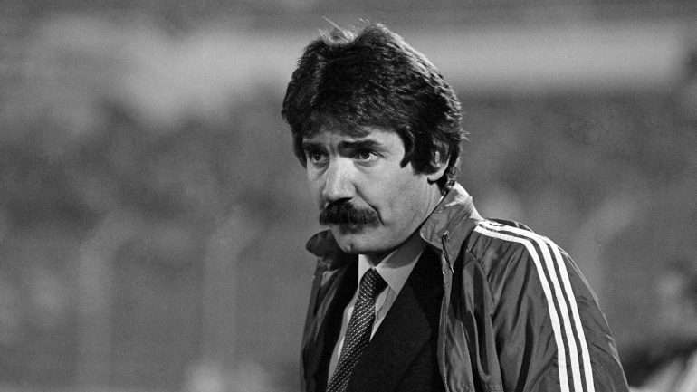 Ei-lo, Toni em grande estilo e de bigode em riste
