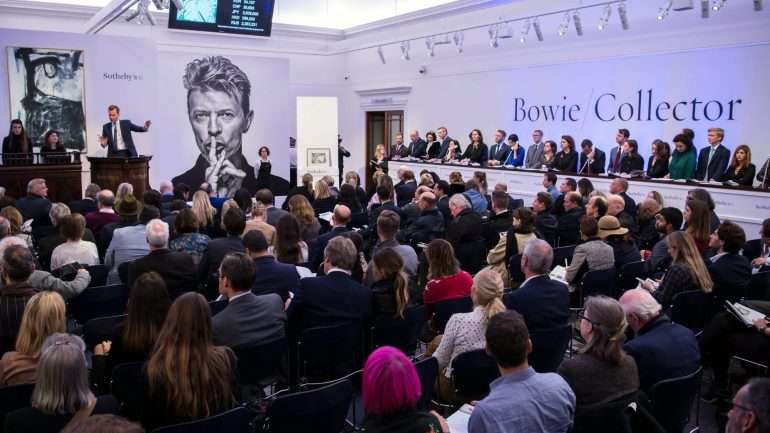 Um dos artigos de David Bowie foi vendido por mais de oito milhões de euros.