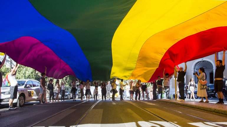 "Ergam-se pela felicidade da próxima geração" era o slogan gravado nos cartazes do protesto