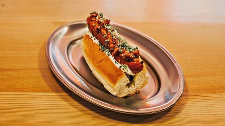 Este é um dos cachorros do novíssimo Hottie. Este dá pelo nome de Machete (4,50€) e inclui porco desfiado em molho barbecue, jalapeños, guacamole, creme azedo e cebolinho.