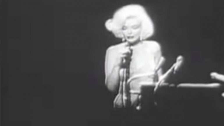 O vestido que Marilyn Monroe usou para cantar o "Happy Birthday Mr President", em 1962, foi a peça de roupa mais cara alguma vez vendida em leilão