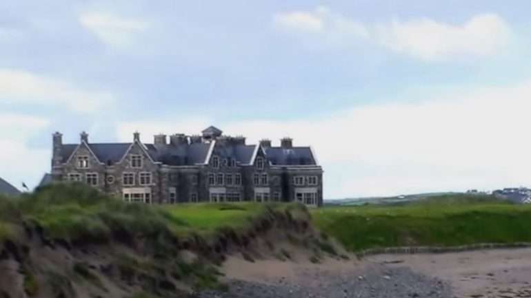 Rodeado de mar e colinas de areia, o resort de luxo de Donald Trump, sediado na Irlanda, pode estar em perigo pelas alterações climáticas