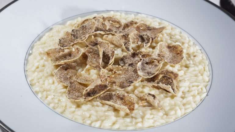 Um dos pratos do menu do Ritz dedicado ao produto: risotto Acquerello, trufa branca, cogumelos girolles fumados.