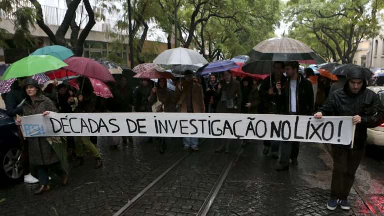 Governo justifica atrasos com grande número de candidaturas. Bolseiros desconfiam das "cativações"