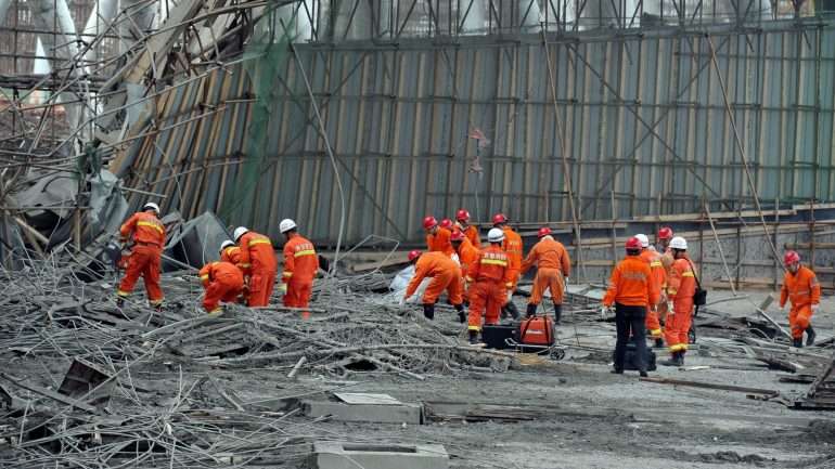 Estavam a ser construídas duas torres de arrefecimento, com 168 metros de altura, no local