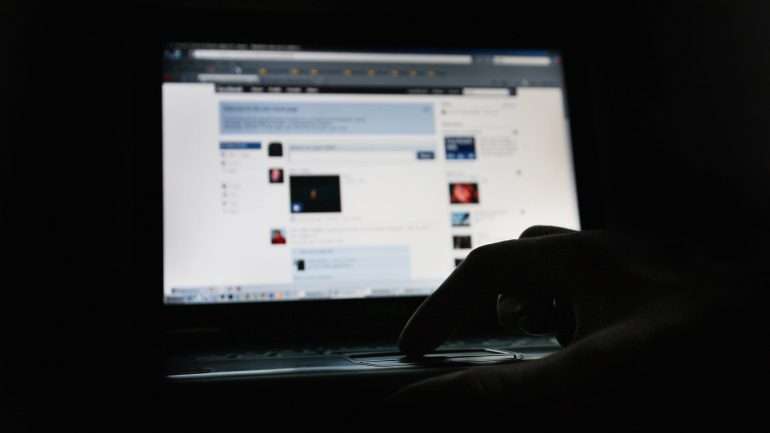 O vírus espalha-se através de uma imagem e requer um pagamento para libertar o computador