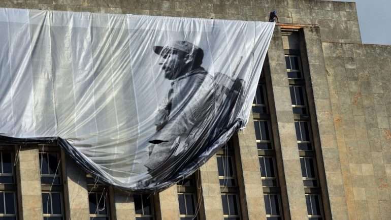 A primeira cerimónia de homenagem a Fidel Castro começou, esta terça-feira, em Havana