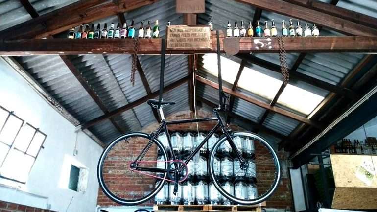 A LX Brewery funciona numa antiga oficina automóvel onde hoje as bicicletas têm prioridade.
