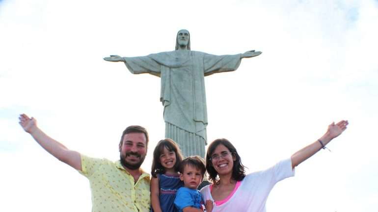 Um grande saravá desde o cimo do Corcovado.