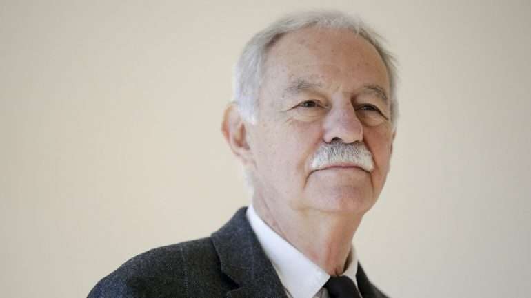 Eduardo Mendoza Garriga nasceu em Barcelona a 11 de janeiro de 1953