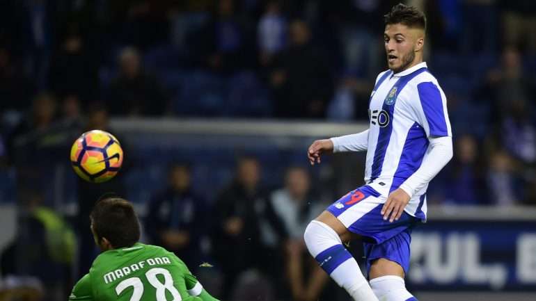 Isolado por uma acrobacia de Diogo Jota, o suplente Rui Pedro invade a área do Braga e pica a bola sobre Marafona. Classe