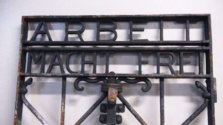 O portão foi encontrado na Noruega e à semelhança de todos os portões de campos de concertação nazi, este tem inscrito “Arbeit macht frei” (O trabalho liberta)