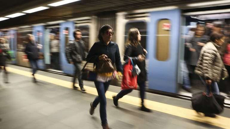 Linha azul aberta durante a madrugada de 1 de janeiro