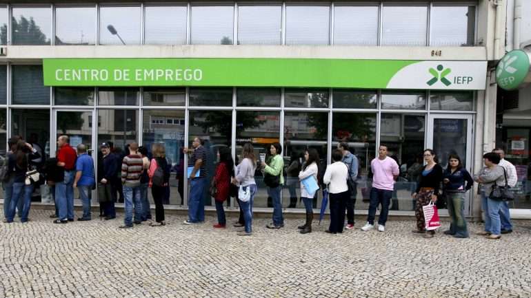 Na zona euro, o desemprego baixou também uma décima para os 9,8%