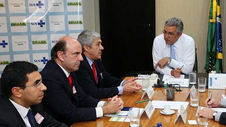 Lalanda de Castro durante uma reunião da Octapharma no Brasil, sentado ao lado direito de José Sócrates