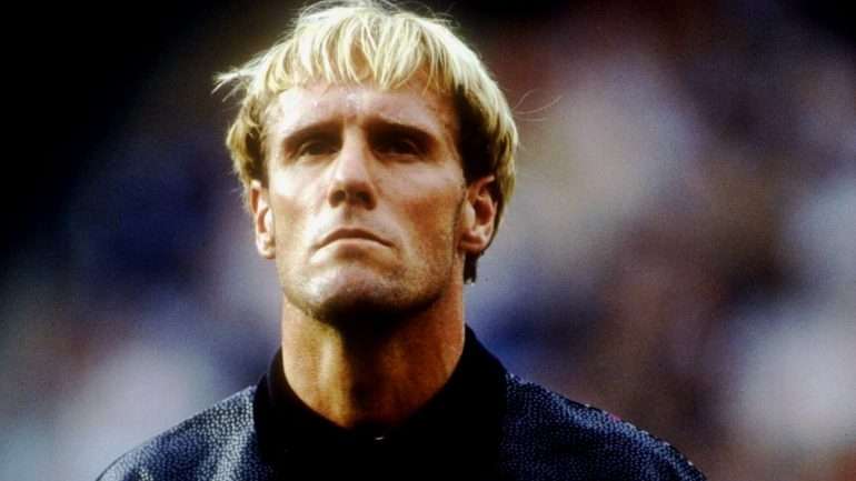 Van Breukelen é campeão europeu em 1988, um mês depois de levantar a Taça dos Campeões vs Benfica