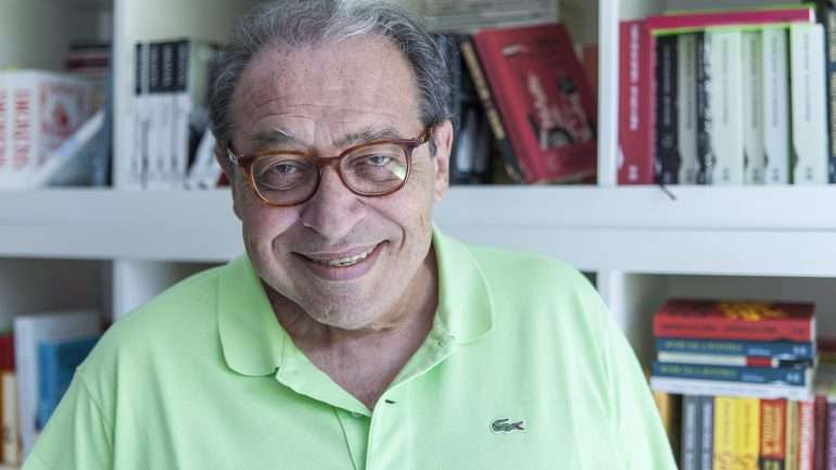 Ruy Castro entra no top com dois livros: "Chega de Saudade" (editado em Portugal) e "A Noite do Meu Bem" (não editado em Portugal)