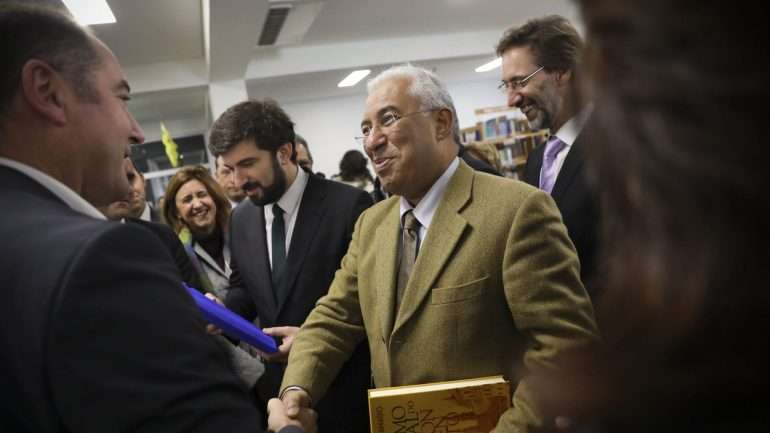 O primeiro-ministro e o ministro da Educação visitaram este sábado a Escola EB 2,3 na Venda do Pinheiro