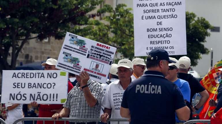 Após a resolução do Banco Espírito Santo (BES), em 4 de agosto de 2014, cerca de 8.000 clientes emigrantes do banco vieram reclamar um total de 728 milhões de euros