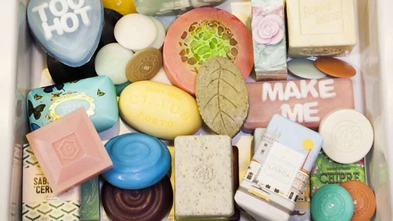 Dão cor à casa de banho, têm texturas e aromas diferentes, alguns vêm em formas bonitas e até divertidas... isto se conseguir resistir à vontade de os deixar fechados nas suas embalagens artísticas.